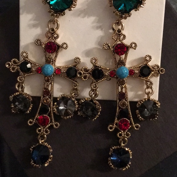 Brand new costume jeweled earrings cross Korea - Picture 3 of 6